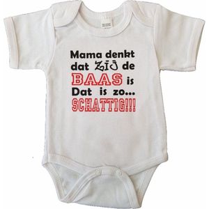 Witte romper met ""Mama denkt dat zij de baas is. Dat is zo... Schattig!!!"" - maat 68 - moeder, moederdag, babyshower, zwanger, cadeautje, kraamcadeau, grappig, geschenk, baby, tekst, bodieke