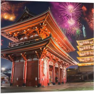 Vlag - Japanse Tempel omringd door Verschillende Kleuren Vuurwerkpijlen - 80x80 cm Foto op Polyester Vlag