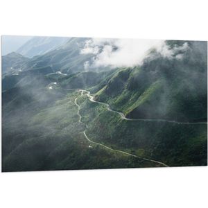 WallClassics - Vlag - Smalle Bergweggetjes in Wolken op Donkergroen Kleurige Berg - 120x80 cm Foto op Polyester Vlag