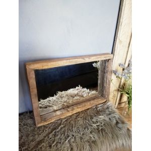 spiegel met robuuste houten rand