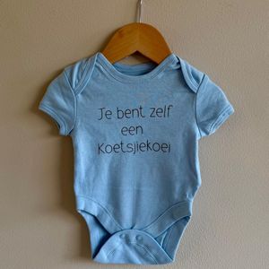Wij & Blij - Kraamcadeau | kraamcadeautje | baby - rompertje met tekst mt 56/62- blauw - Je bent zelf een koetsjiekoei