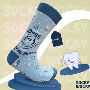 DENTIST - TANDARTS - 2 Pack - Grappige Sokken voor Mannen & Vrouwen - BIG SHOE (41-46) Socks - Humorvolle Huissokken - Geschenk voor Heren, Dames, Vader, Moeder, Vriendin, Zus, Oma - Cadeau SOCKY WOCKY