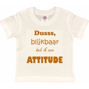 T-shirt Kinderen ""Dusss, blijkbaar heb ik een ATTITUDE"" | korte mouw | Wit/tan | maat 158/164