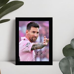 Lionel Messi Kunst - Gedrukte handtekening - 10 x 15 cm - In Klassiek Zwart Frame - Inter Miami - FC Barcelona - Paris Saint Germain - Ingelijste Foto - Voetbal - Goat of Football