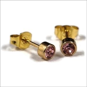 Aramat jewels ® - Goudkleurige zweerknopjes oorbellen 4mm licht roze chirurgisch staal