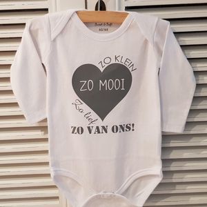 Baby romper met tekst-zwangerschap aankondiging Zo klein zo lief zo mooi, zo van ons Maat 50-56 - cadeau geboorte bekendmaking voor de liefste aanstaande opa en oma oom tante papa mama broer zus kraamcadeau van het jaar 2024