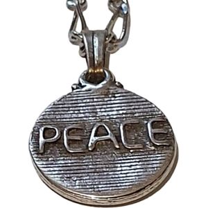 Zeeuws Meisje - Peace - vrede - Ketting met hanger -tekst PEACE en vredesduif - verzilverd