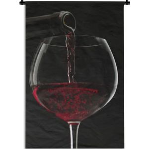 Wandkleed Rode wijn - Plaatje van rode wijn die in wijnglas wordt gegoten Wandkleed katoen 90x135 cm - Wandtapijt met foto