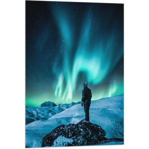 Vlag - Man Kijkend naar het Noorderlicht in Sneeuw Landschap - 60x90 cm Foto op Polyester Vlag