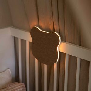 Ollie & Leila® Leila's Beer – White Noise Nachtlampje – Origineel Veilig Nederlands Ontwerp – Timer & Huilsensor - Kind / Baby – Bedlamp – 5 Kleuren – 4 Geluiden – White Noise