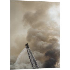 Vlag - Brandweerman in Actie bij Grote Rookwolk - 70x105 cm Foto op Polyester Vlag