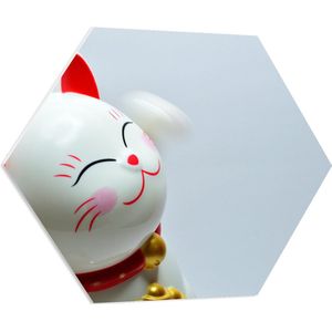 PVC Schuimplaat Hexagon - Japans Maneki Neko Kattenbeeldje in het Rood met Wit en Goud - 70x60.9 cm Foto op Hexagon (Met Ophangsysteem)