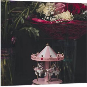 Vlag - Miniatuur Roze Draaimolen bij Vazen met Bloemboeketten - 100x100 cm Foto op Polyester Vlag