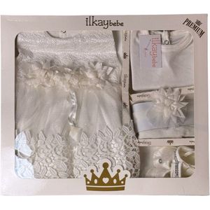 5-delige Babygeschenksetje met jurk, broek, romper, handschoentjes, hoofdband en schoentjes in de kleur wit en in de maat 0 tot en met 3 maanden jaar oud