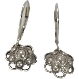 Zeeuwse knopjes kleine fijne oorbellen / oorhangers echt zilver , designerskwaliteit van Zeeuws Meisje