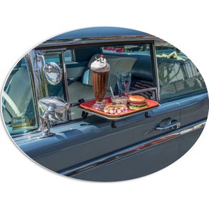 PVC Schuimplaat Ovaal - Dienblad met Snacks bij Lichtblauwe Auto - 56x42 cm Foto op Ovaal (Met Ophangsysteem)