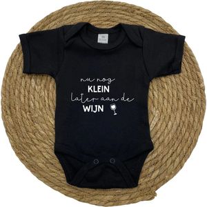 Romper | nu nog klein later aan de wijn - maat 56 - baby - newborn - grappig - tekst | zwart