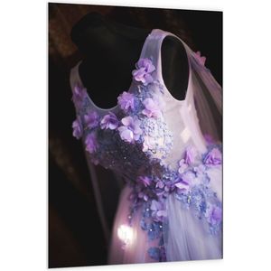PVC Schuimplaat- Witte Bruidsjurk met Paarse Bloemen Details op Paspop - 100x150 cm Foto op PVC Schuimplaat