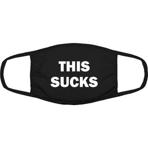 Grappig mondkapje | This Sucks | gezichtsmasker | bescherming | bedrukt | logo | Zwart mondmasker van katoen, uitwasbaar & herbruikbaar. Geschikt voor OV
