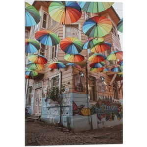 Vlag - Plafond van Kleurrijke Paraplu's in Dorpssystraat - 40x60 cm Foto op Polyester Vlag