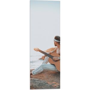 Vlag - Hippie Man met Gitaar op Rots aan de Zee - 20x60 cm Foto op Polyester Vlag