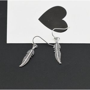 oorbellen dames | oorhangers dames | oorbellen met veer | zilverkleurig | cadeau voor vrouw | kerstcadeau voor vrouw | sinterklaas cadeautje