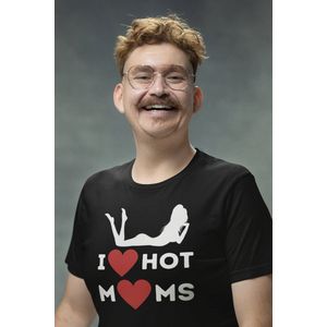 Shirt - I love hot moms - Wurban Wear | Grappig shirt | Leuk cadeau | Unisex tshirt | Meme shirt | Vaderdag | Dirty shirt | Zwart & Wit