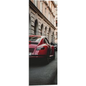 PVC Schuimplaat - Rode Auto in Straat - 30x90 cm Foto op PVC Schuimplaat (Met Ophangsysteem)