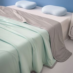 Qelus Dubbelzijdig Koeldeken 100x150cm - Verkoelende Fiber Zomerdeken voor Bed & Bank - Superzacht Ademend Textiel - Verkoelende Deken - Groen