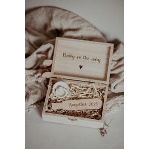 BolleToet - L Kistje baby on the way – zwangerschapstest + frigg speen - zwangerschapsbekendmaking