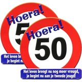 2x stuks hulde stopbord decoratie 50 jaar - 50 x 50 cm - Feestartikelen/versiering verjaardag leeftijden - Verkeersbord