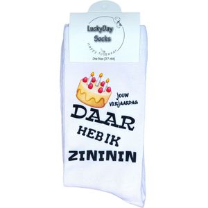 Zininin - Jarig Sokken - Gefeliciteerd - Verjaardags cadeau vrouw en man - Taart - Valentijns cadeau - Witte sokken met tekst - gebak - grappige sokken - leuke dames en heren sokken - moederdag - vaderdag - Socks waar je Happy van wordt - Maat 37-44