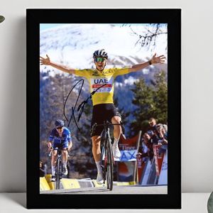 Tadej Pogačar Ingelijste Handtekening – 15 x 10cm In Klassiek Zwart Frame – Gedrukte handtekening – Wielrennen - Tour de France - De Gele Trui