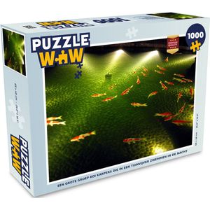 Puzzel Een grote groep koi karpers die in een tuinvijver zwemmen in de nacht - Legpuzzel - Puzzel 1000 stukjes volwassenen