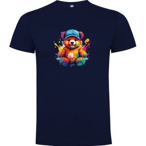 Donker Blauw T-Shirt met “ Kleurrijke Teddybeer met Pet“ Print Full Color maat 104 / 3/4 jaar
