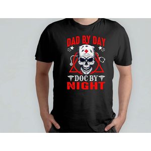 Dad by Day doc by Night - T Shirt - cadeau - gift - vader - dad - beste vader ter wereld - verjaardag - unisex - vaderdag - best dad in the world - father - liefde - cute