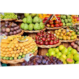 Forex - Gevulde Fruitmanden op Markt - 150x100cm Foto op Forex