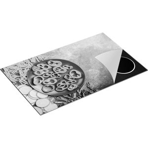 Chefcare Inductie Beschermer Gesneden Groente op Grijze Marmer - Groentes - Zwart Wit - 85x50 cm - Afdekplaat Inductie - Kookplaat Beschermer - Inductie Mat