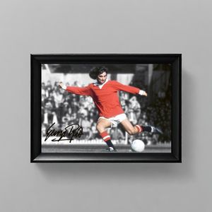 George Best Ingelijste Handtekening – 15 x 10cm In Klassiek Zwart Frame – Gedrukte handtekening – Manchester United - Voetbal - Football Legend
