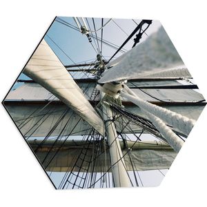 WallClassics - Dibond Hexagon - Wit Zeil van Schip - 50x43.5 cm Foto op Hexagon (Met Ophangsysteem)