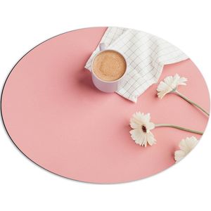Dibond Ovaal - Kopje Koffie op Blad met Witte Bloemen op Roze Achtergrond - 80x60 cm Foto op Ovaal (Met Ophangsysteem)