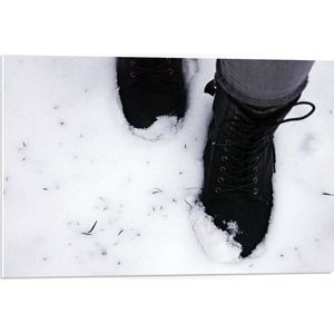 PVC Schuimplaat- Zwarte Laarzen in de Sneeuw - 75x50 cm Foto op PVC Schuimplaat
