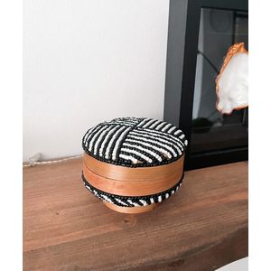 Kralen doos mini zwart met kwastje | Opbergbox beaded | Bali Bamboe decoratie | Zwarte witte opbergbox kralen | Interieurdecoratie