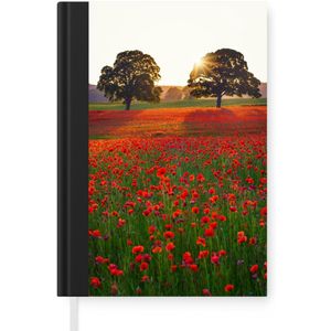 Notitieboek - Schrijfboek - Een Klaprozen veld met twee grote bomen - Notitieboekje klein - A5 formaat - Schrijfblok