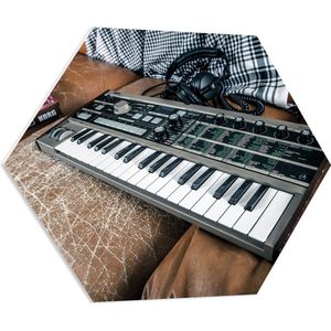PVC Schuimplaat Hexagon - Oud Keyboard op Bruine Leren Bank - 80x69.6 cm Foto op Hexagon (Met Ophangsysteem)