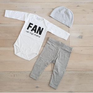 Baby cadeau geboorte unisex jongen of Meisje Setje 3-delig newborn | maat 62-68 | grijs mutsje en broekje en romper lange mouw wit met zwarte tekst fan van mijn mama | Bodysuit | pakje | Kraamcadeau | Gift Set