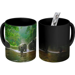 Magische Mok - Foto op Warmte Mokken - Koffiemok - Olifanten met hun trainers in een rivier - Magic Mok - Beker - 350 ML - Theemok