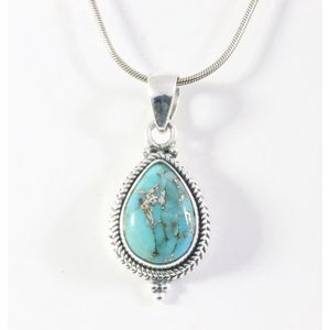 Bewerkte zilveren hanger met blauwe koperturkoois aan ketting