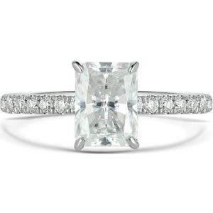 Astra - Platinum Radiant Moissanite Ring met Pavé Zijstenen & Hidden Halo - 1.2 karaat