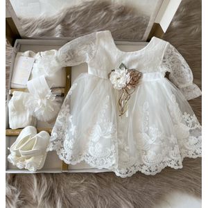 luxe feestjurk-bruidsjurk-Baby jurk-doopjurk -dooppakje-ivoorkleur jurk met lange mouwen-onderhemd-haarband-schoentjes-kousenbroek-borduurwerk-new born -geschenkdoos-kraamcadeau-fotoshoot -5 delige set-bloem taille-maat 56/62 (2 tem 6maanden)